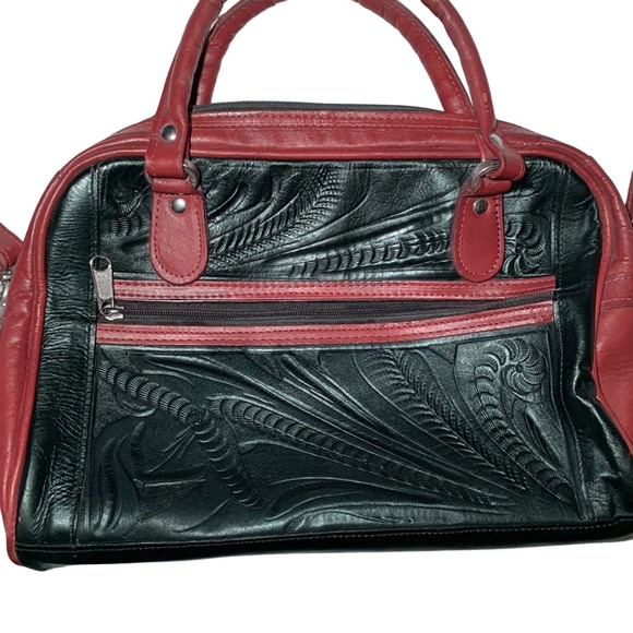 Chic Black and Red Embossed Shoulder Bag - Picture 5 of 8